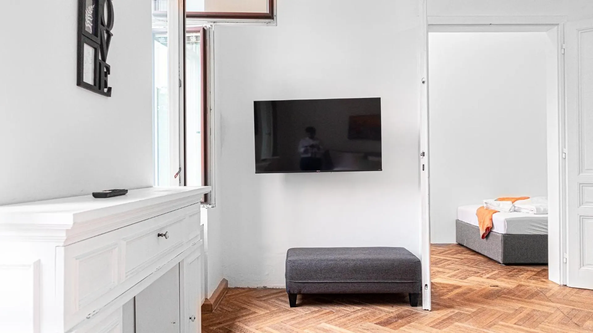 Cozy 2Br Apt With Tv & Netflix, Steps From Akh Vienna 0*,  Austria