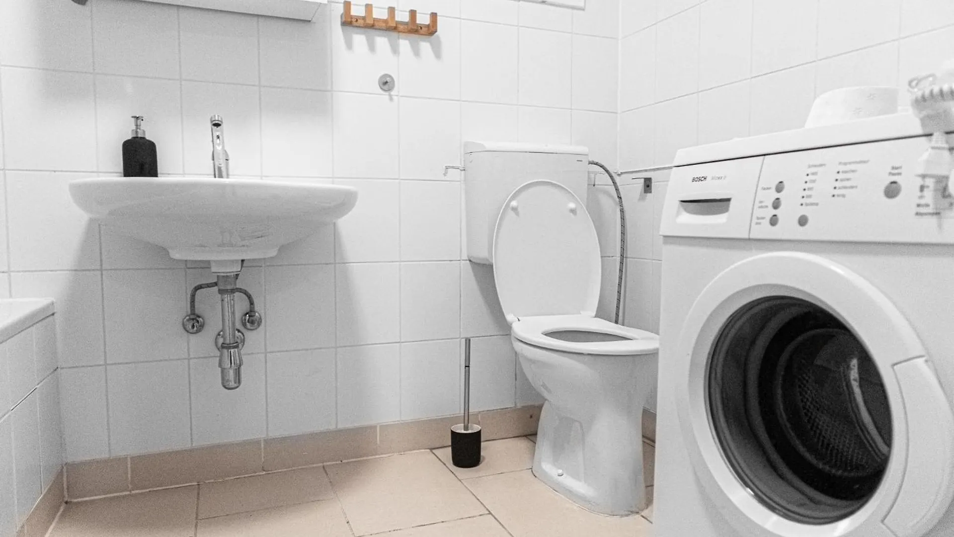 Cozy 2Br Apt With Tv & Netflix, Steps From Akh Vienna Apartment