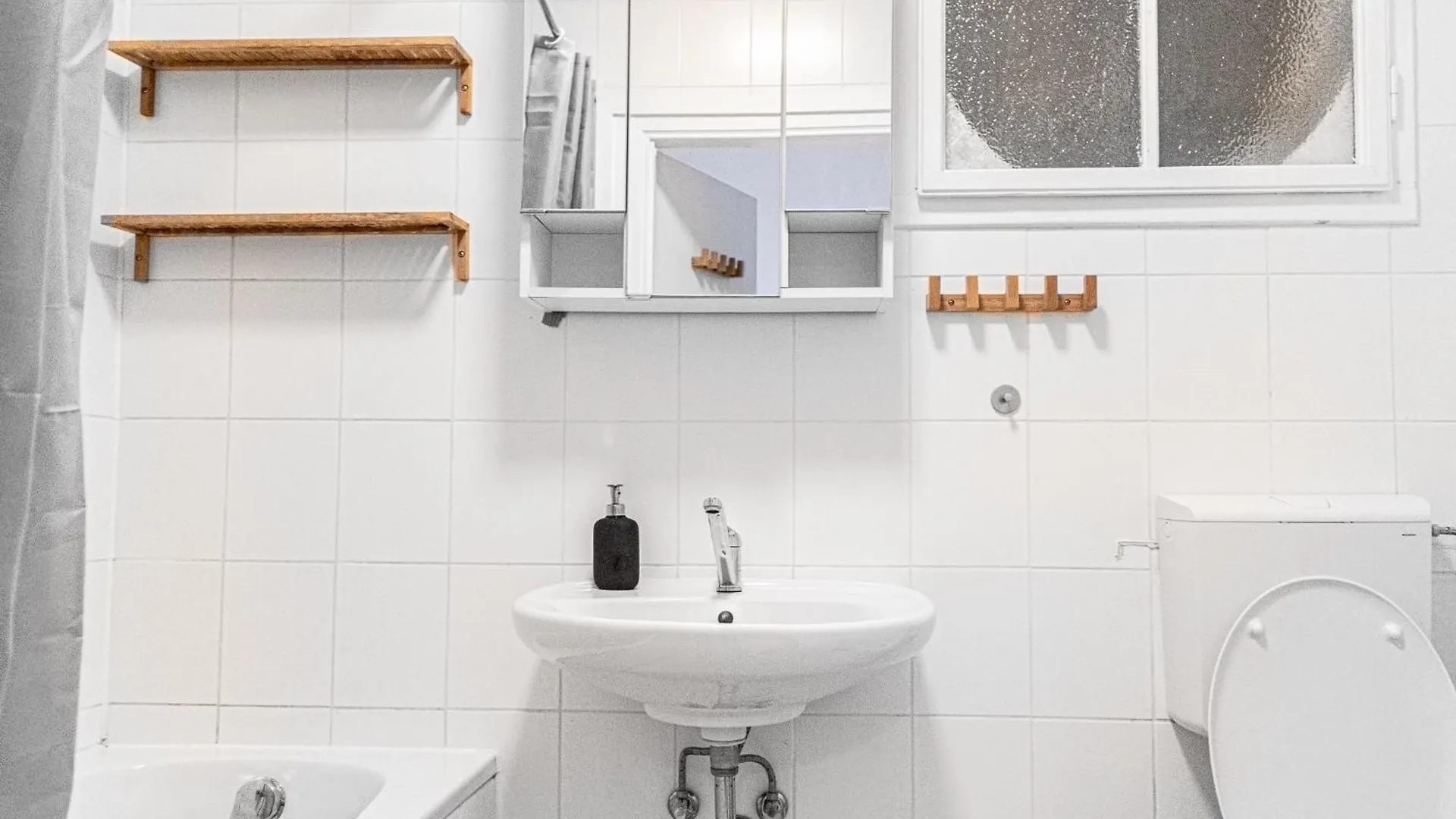 Cozy 2Br Apt With Tv & Netflix, Steps From Akh Wien