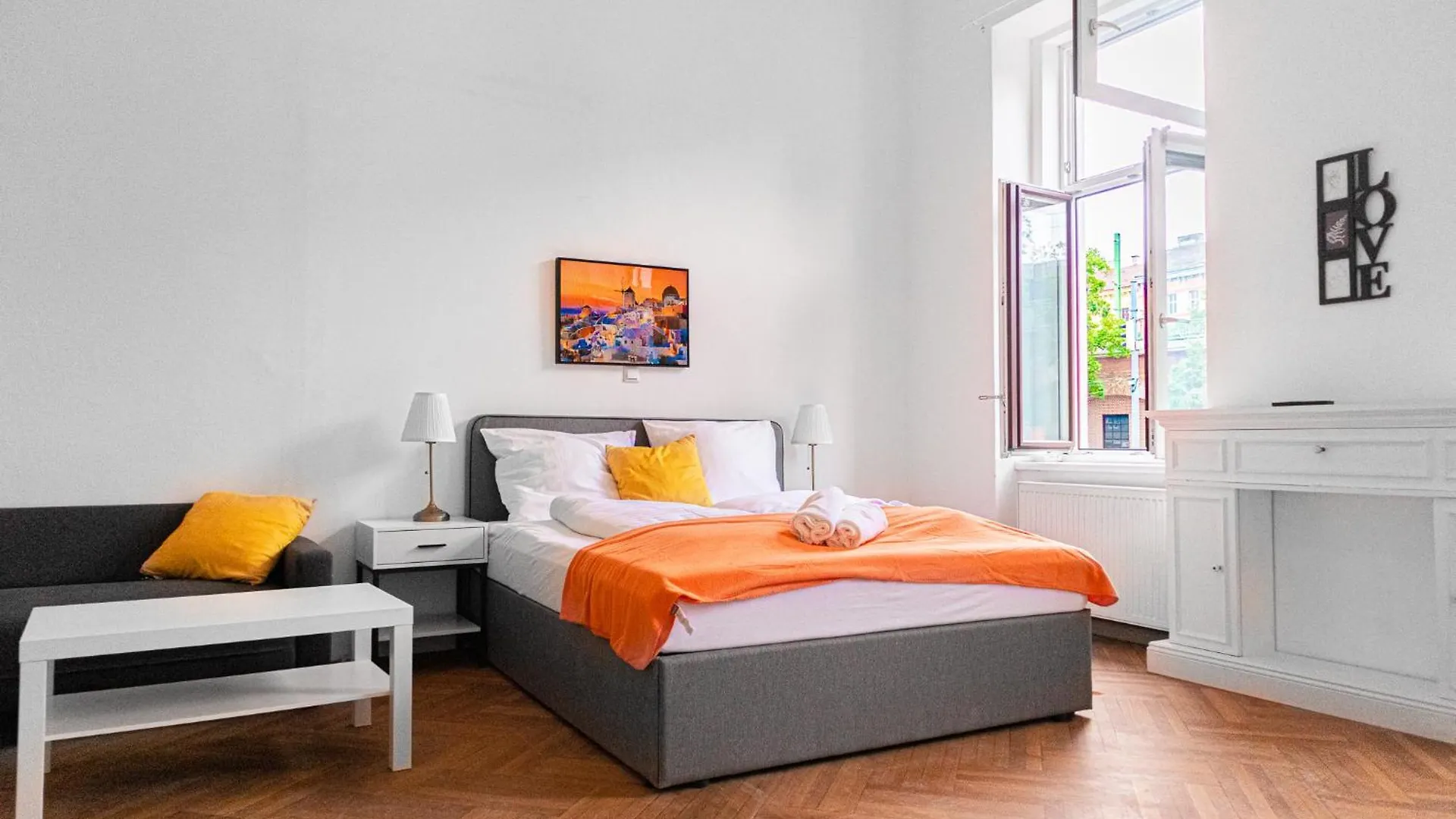 Cozy 2Br Apt With Tv & Netflix, Steps From Akh contacts