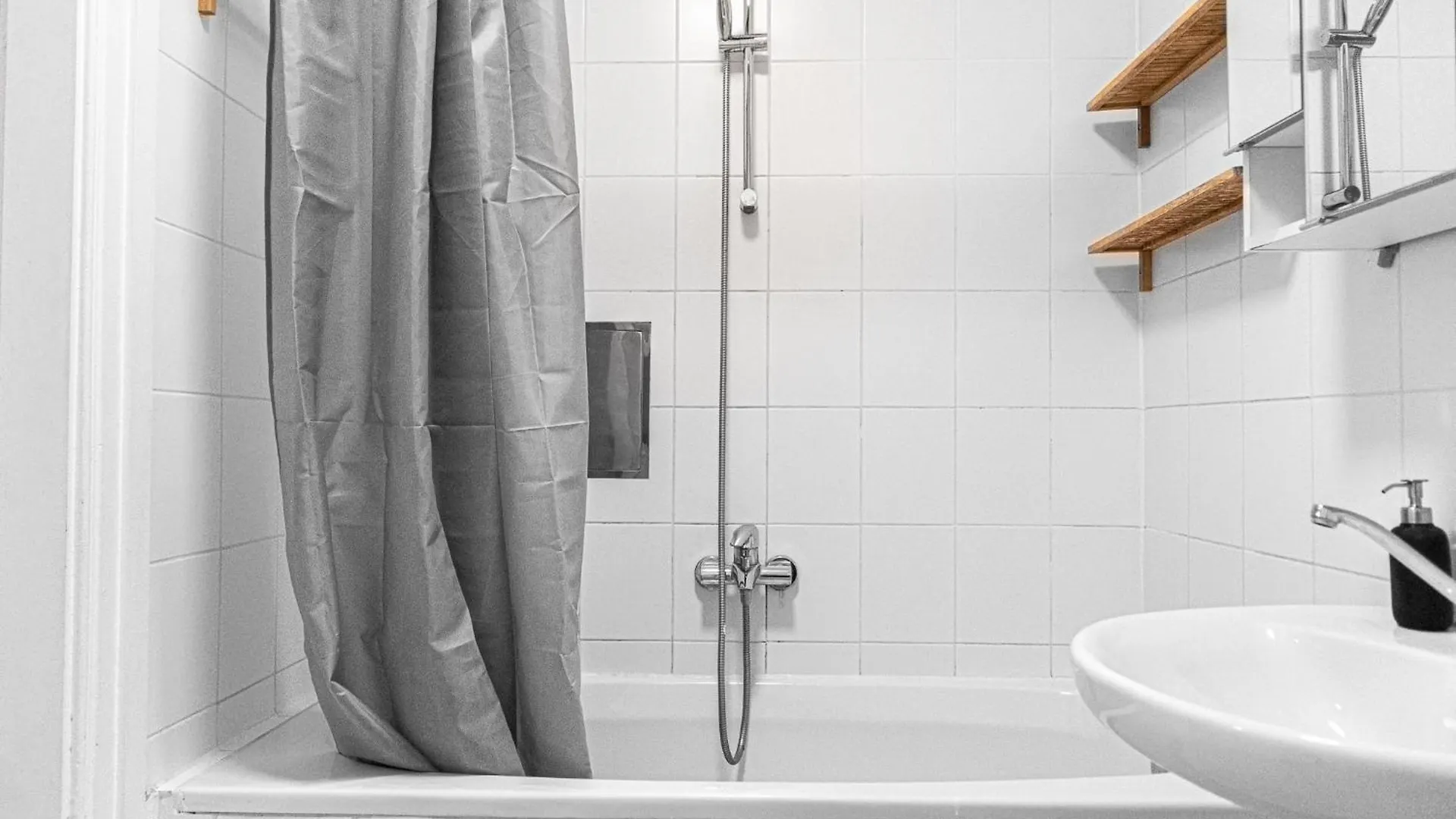 Apartment Cozy 2Br Apt With Tv & Netflix, Steps From Akh Vienna